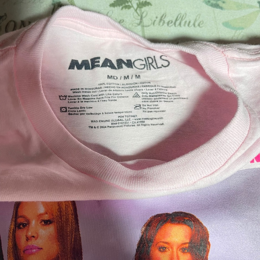 Mean Girls On Wednesdays We Wear Pink Graphic T Shirt unisex Medium‎ - Picture 3 of 3
